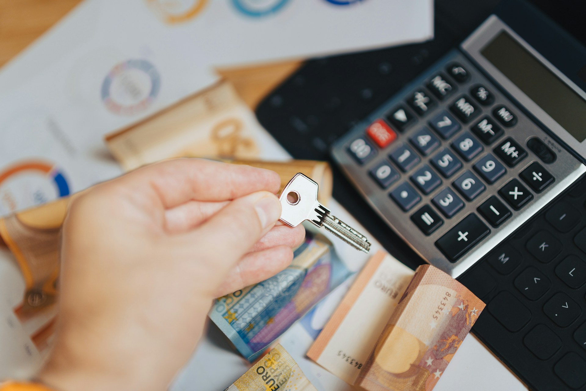 The Psychology of Incentives: Why Free Trial Offers Convert Better Than Discounts